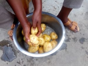 Umubyeyi urimo gutegura amafunguro yo kugaburira umuryango
