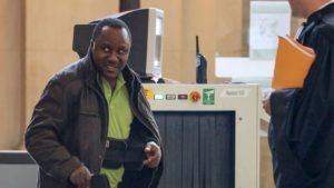l-ancien-chauffeur-d-hotel-franco-rwandais-claude-muhayimana-arrive-au-tribunal-de-paris-le-13-novembre-2013_6168026