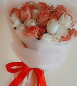 L'unes des roses qui sont dans cette bouquet ont la couleur blanche.