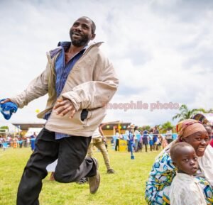 Umugabo wizihiwe no gukinana n'abana