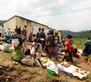 Rimwe mu masoko ya Ruhango riremwa n'abantu bo mu byiciro bitandukanye harimo n'abana