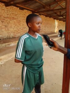 Umukobwa ukina umupira w'amaguru Kabgayi