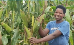 Uyu mubyeyi yishimiye ko agenda agera ku iterambere kubera gufata n'umugabo. @USAID Hinga Weze