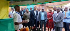L'ES Parfait Busabizwa et le Président de la PSF Did visitant Les participants à l'exposition
