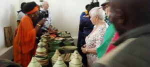 abagore bigishijwe kuboha ibiseke.