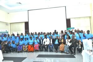 aborozi b'inka zitanga umukamo hamwe n'abahagarariye umushinga wa rddp , abatanze inyigisho za gals hamwe n'abakozi ba duhamic adri