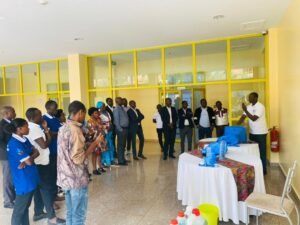 umuyobozi wa sato rwanda ntaganira cyrus, asobanurira abitabiriye umunsi mpuzamahanga wahariwe ubwiherero uko imisarani ya sato ikoreshwa