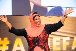 zulfat mukarubega washinze kaminuza y'amahoteli n'ubukerarugendo utb yishimira igihembo yahawe nka reiyemezamirimo w'umugore wahanze udushya