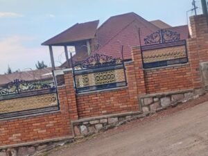 zimwe mu nzu ziri iruhande rwa site